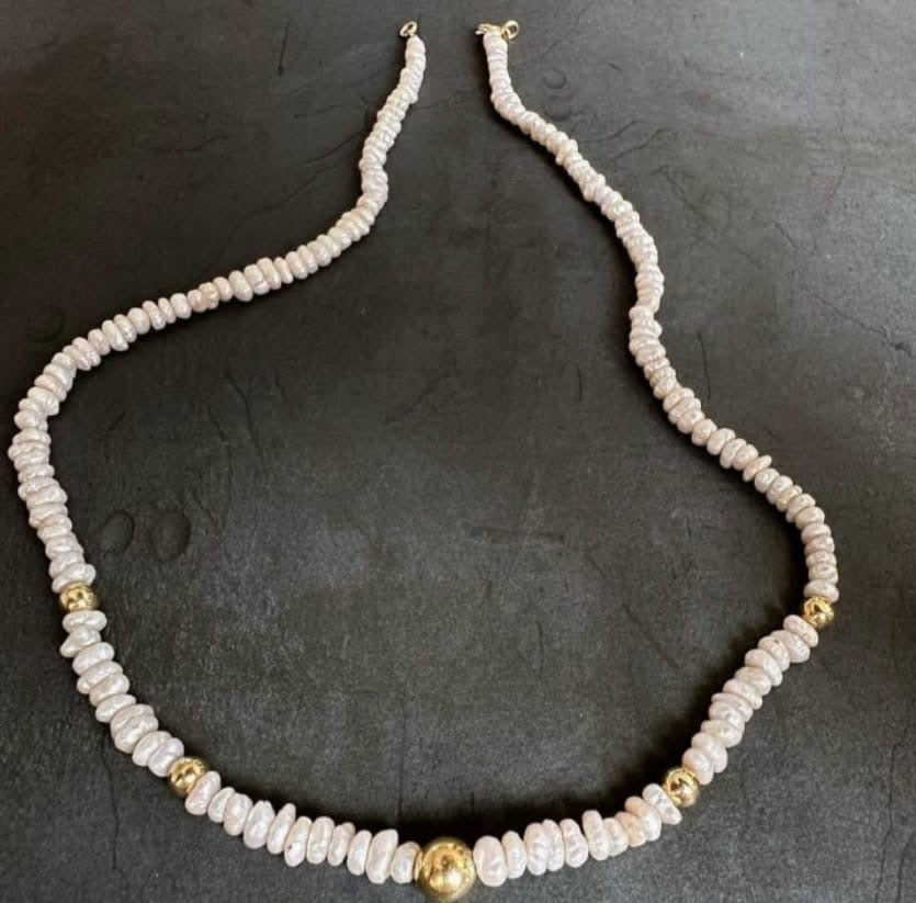 Minimalist choker with 18K gold beads and rondelle pearls – timeless gift for her. Collier ras-du-cou perles et or 18K, raffiné et féminin. Idéal pour cadeau mariage, femme d’honneur, ou bijou symbolique. Handmade in Morocco. תכשיט עדין בעבודת יד עם חרוזי זהב ופנינים, מתנה מושלמת לאישה אלגנטית, למסורת נשית או אהבה עצמית.
