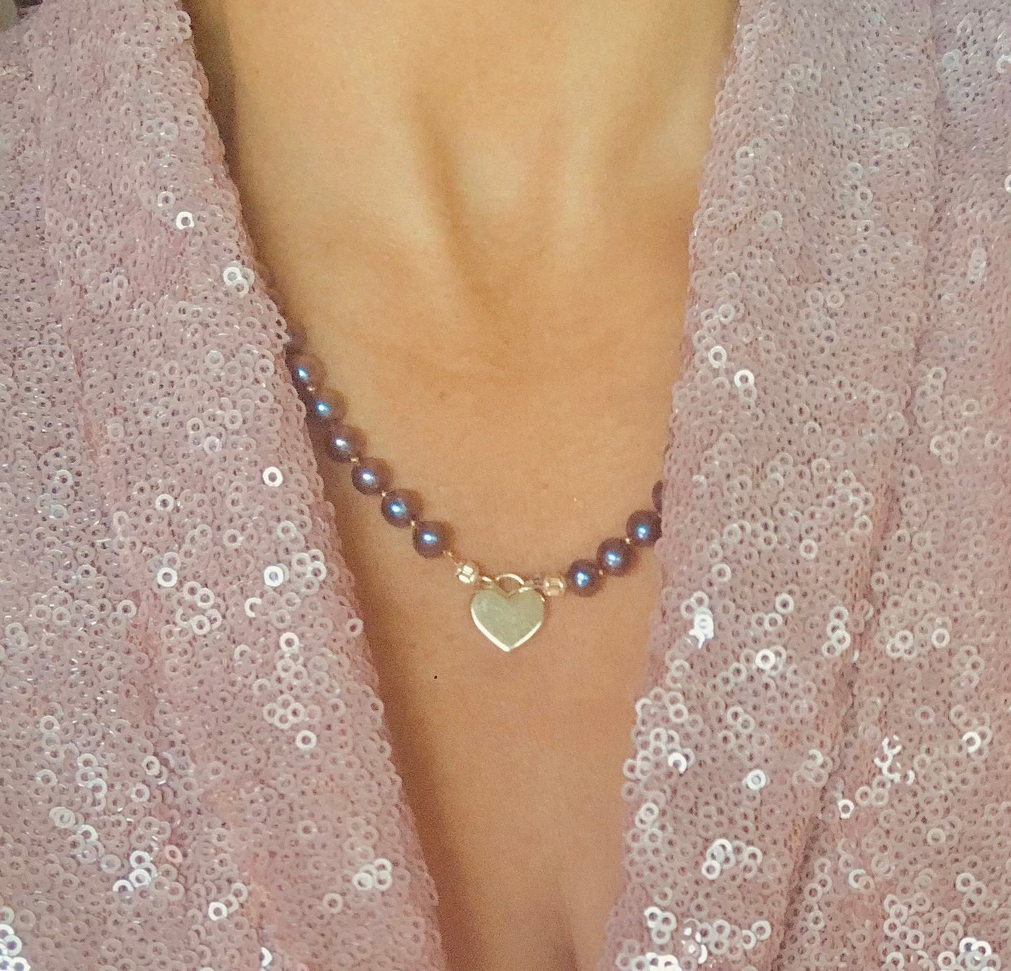 Hero gift for her, timeless Tahitian pearl necklace. Bijou en perles rares pour femme d’exception, idée cadeau élégante & culturelle. Artisanat de luxe Maroc, bijou fait main en série limitée. מתנה יוקרתית בעבודת יד לאישה מיוחדת, תכשיט עם פנינים שחורות למסורת נשית נצחית. Perfect for self-love, bridal party, or Moroccan Jewish gifting.