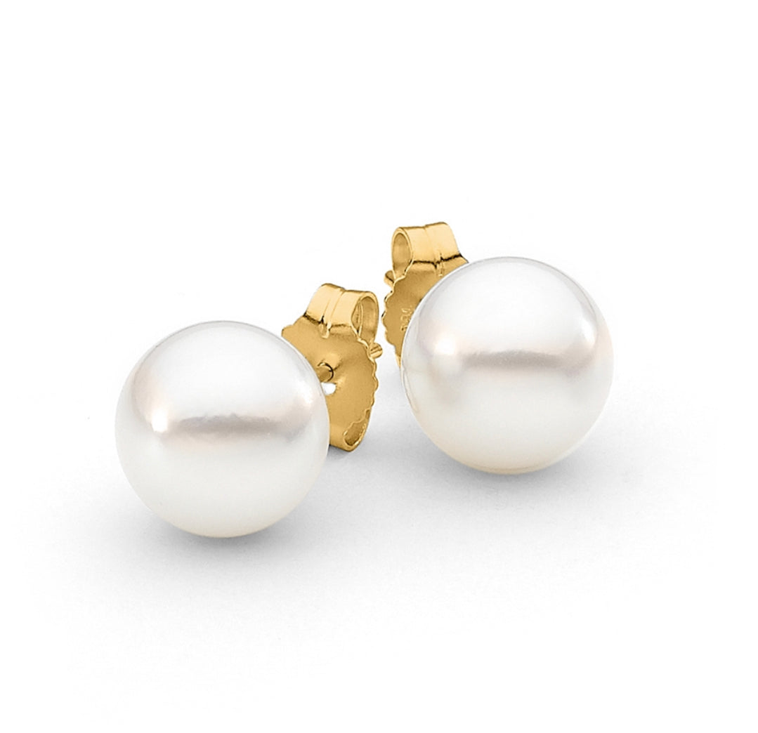 Pearl Stud Earrings
• Pearl Earrings
• 18K Gold Earrings
• Button Pearl Earrings
• Classic Pearl Jewelry
• Timeless Earrings
• Fine Jewelry
• Luxury Jewelry
• Minimalist Jewelry
• Everyday Earrings
Minimalist and sophisticated white pearl earrings, perfect for bridal and everyday wear.
• A pair of high-luster button pearl earrings, designed for classic and modern elegance.
• Luxury 18K gold pearl studs featuring flat button-shaped pearls with a soft, iridescent glow.