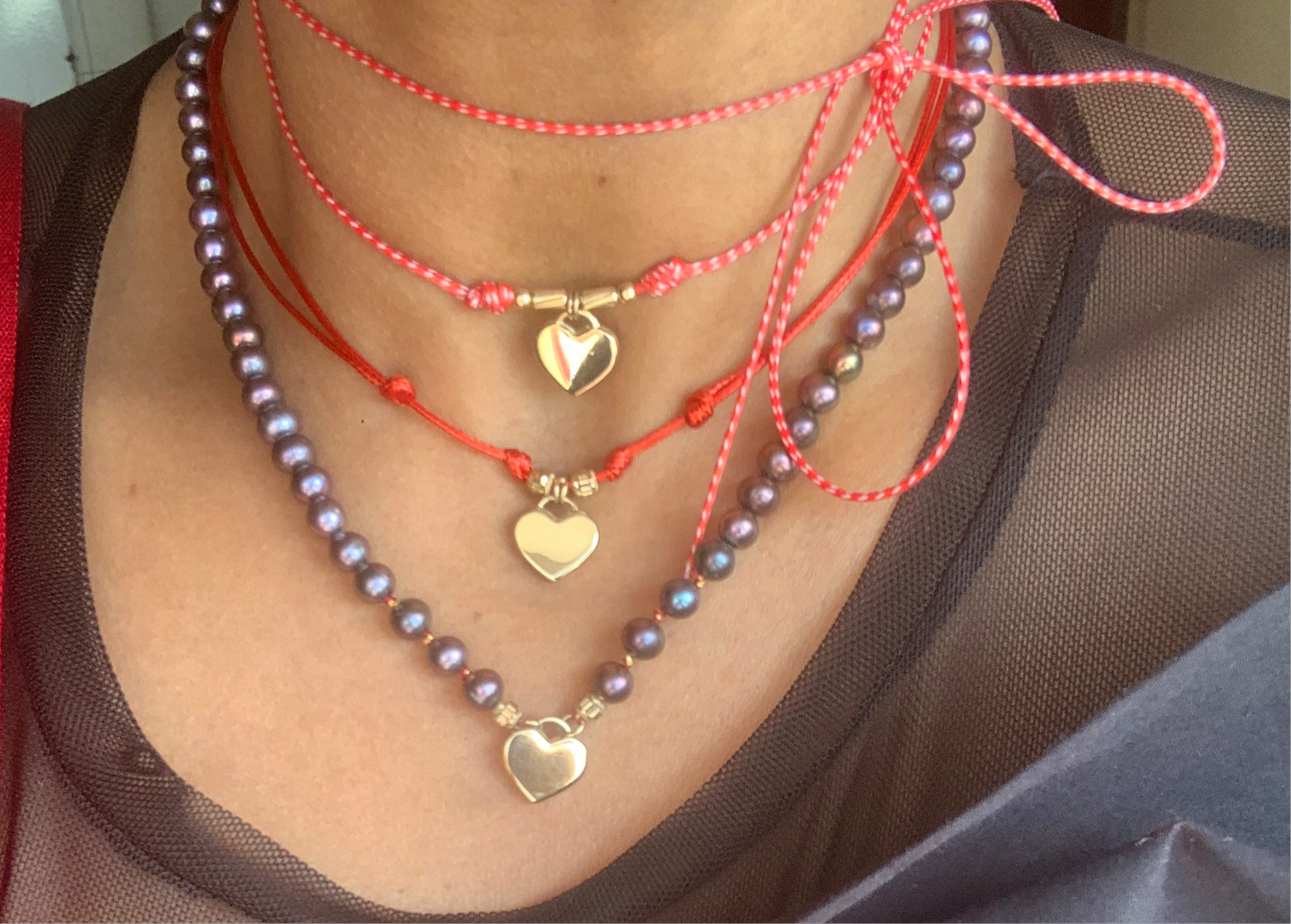 Hero gift for her, timeless Tahitian pearl necklace. Bijou en perles rares pour femme d’exception, idée cadeau élégante & culturelle. Artisanat de luxe Maroc, bijou fait main en série limitée. מתנה יוקרתית בעבודת יד לאישה מיוחדת, תכשיט עם פנינים שחורות למסורת נשית נצחית. Perfect for self-love, bridal party, or Moroccan Jewish gifting.