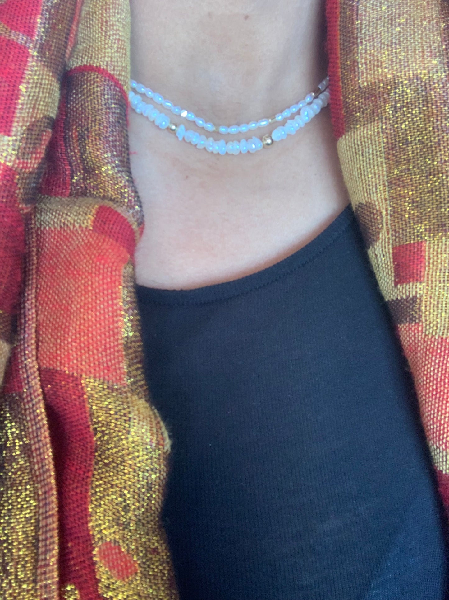 Minimalist choker with 18K gold beads and rondelle pearls – timeless gift for her. Collier ras-du-cou perles et or 18K, raffiné et féminin. Idéal pour cadeau mariage, femme d’honneur, ou bijou symbolique. Handmade in Morocco. תכשיט עדין בעבודת יד עם חרוזי זהב ופנינים, מתנה מושלמת לאישה אלגנטית, למסורת נשית או אהבה עצמית.