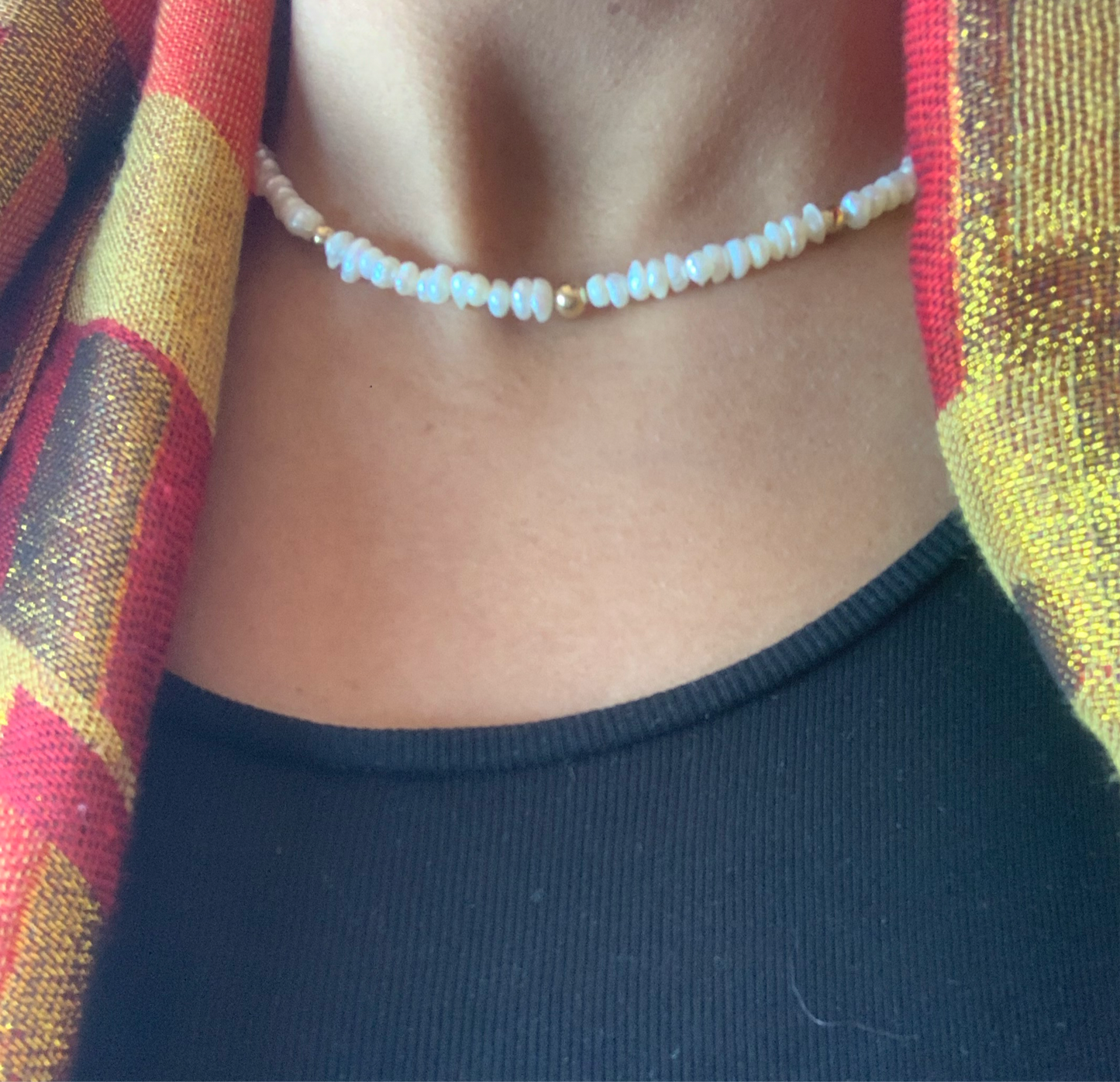 Minimalist choker with 18K gold beads and rondelle pearls – timeless gift for her. Collier ras-du-cou perles et or 18K, raffiné et féminin. Idéal pour cadeau mariage, femme d’honneur, ou bijou symbolique. Handmade in Morocco. תכשיט עדין בעבודת יד עם חרוזי זהב ופנינים, מתנה מושלמת לאישה אלגנטית, למסורת נשית או אהבה עצמית.