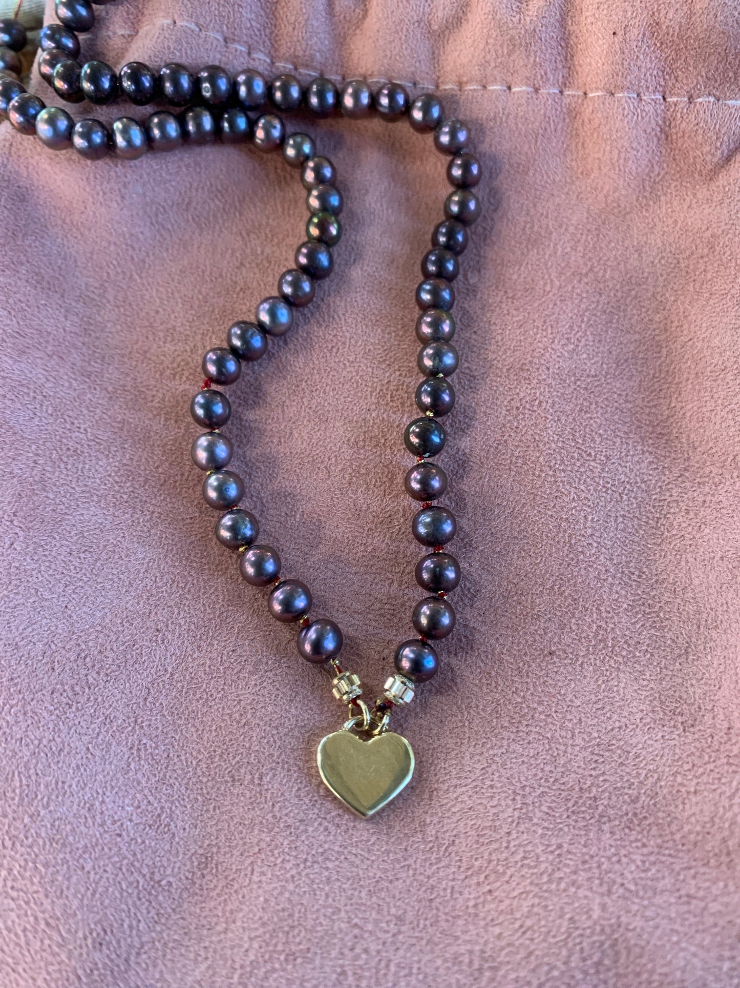 Hero gift for her, timeless Tahitian pearl necklace. Bijou en perles rares pour femme d’exception, idée cadeau élégante & culturelle. Artisanat de luxe Maroc, bijou fait main en série limitée. מתנה יוקרתית בעבודת יד לאישה מיוחדת, תכשיט עם פנינים שחורות למסורת נשית נצחית. Perfect for self-love, bridal party, or Moroccan Jewish gifting.