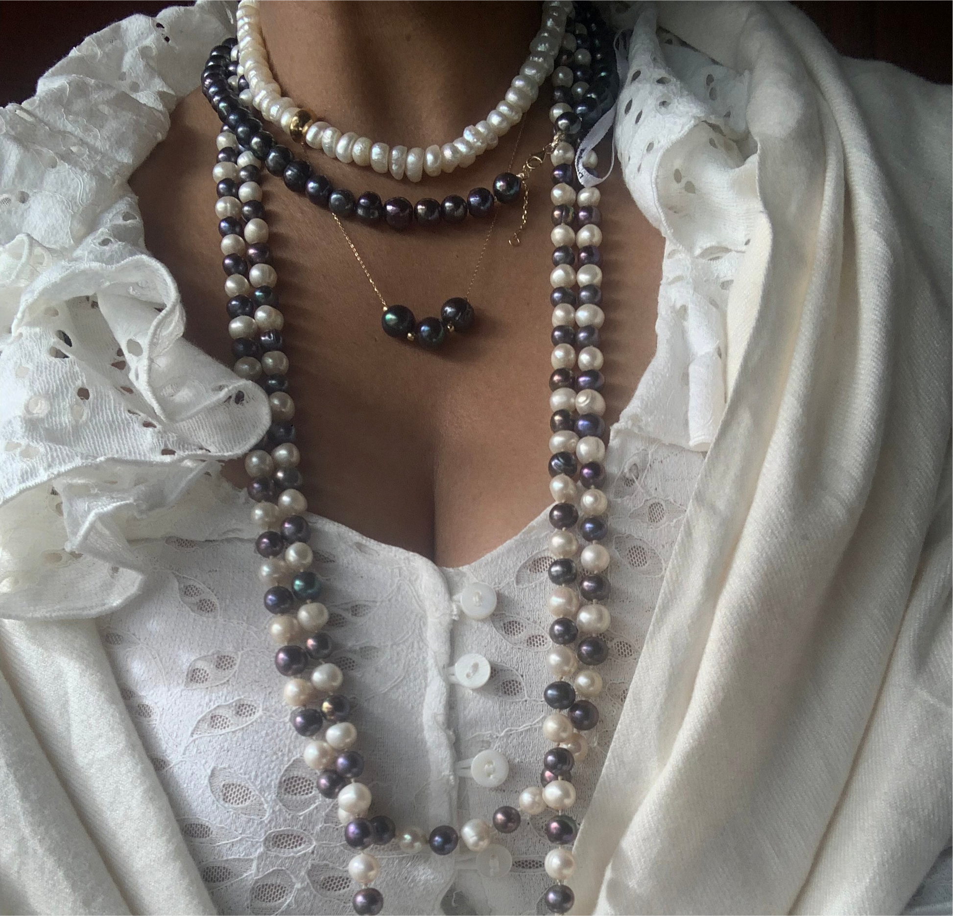 Black pearl choker, elegant gift for her  
Collier perles noires, cadeau élégant  
Gold clasp necklace, handmade with love  
Matana l’isha – tahshit sheket ve’noa  
Gift-ready black pearl necklace  
Bijou artisanal femme, fermoir doré  
Taba’at pereida im perot sh’horot  
Layered pearl jewelry, timeless and minimal  
Choker en perles, style raffiné  
Tachshit yehudi moderni, matana le’ima  
Offrir un bijou sobre et précieux  
Freshwater pearl piece for everyday grace
