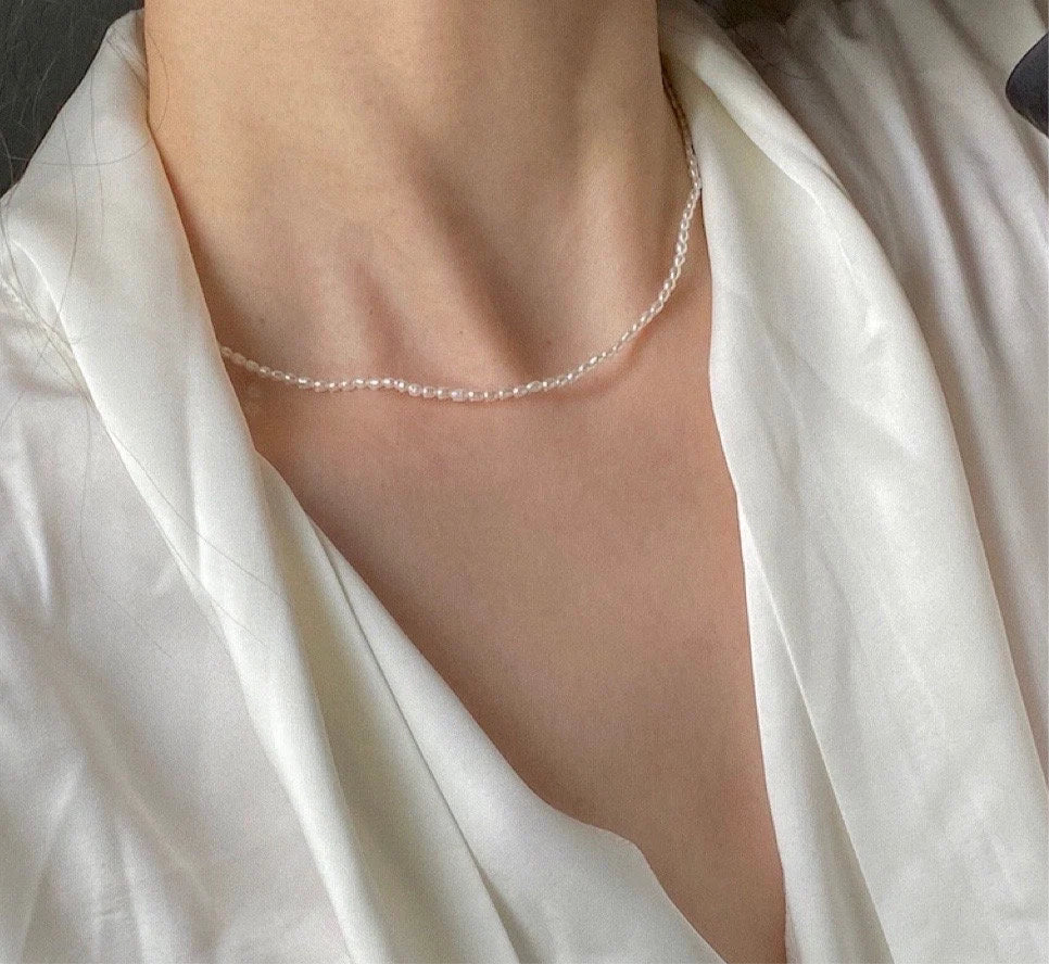 Delicate pearl choker, perfect gift for her  
Minimalist necklace with gold clasp  
Tiny pearl choker, elegant everyday wear  
Collier perles fines, bijou délicat à offrir  
Choker doré, perles de riz blanches  
Cadeau raffiné en perles naturelles  
Matana le’isha – tahshit katan ve’noa  
Tachshit tzar im perot sheleg  
Pearl choker, gift-ready for all occasions  
Fine pearl strand with 80 carat gold glass  
Collier ras de cou en perles minimalistes  
Offrir un bijou discret et lumineux