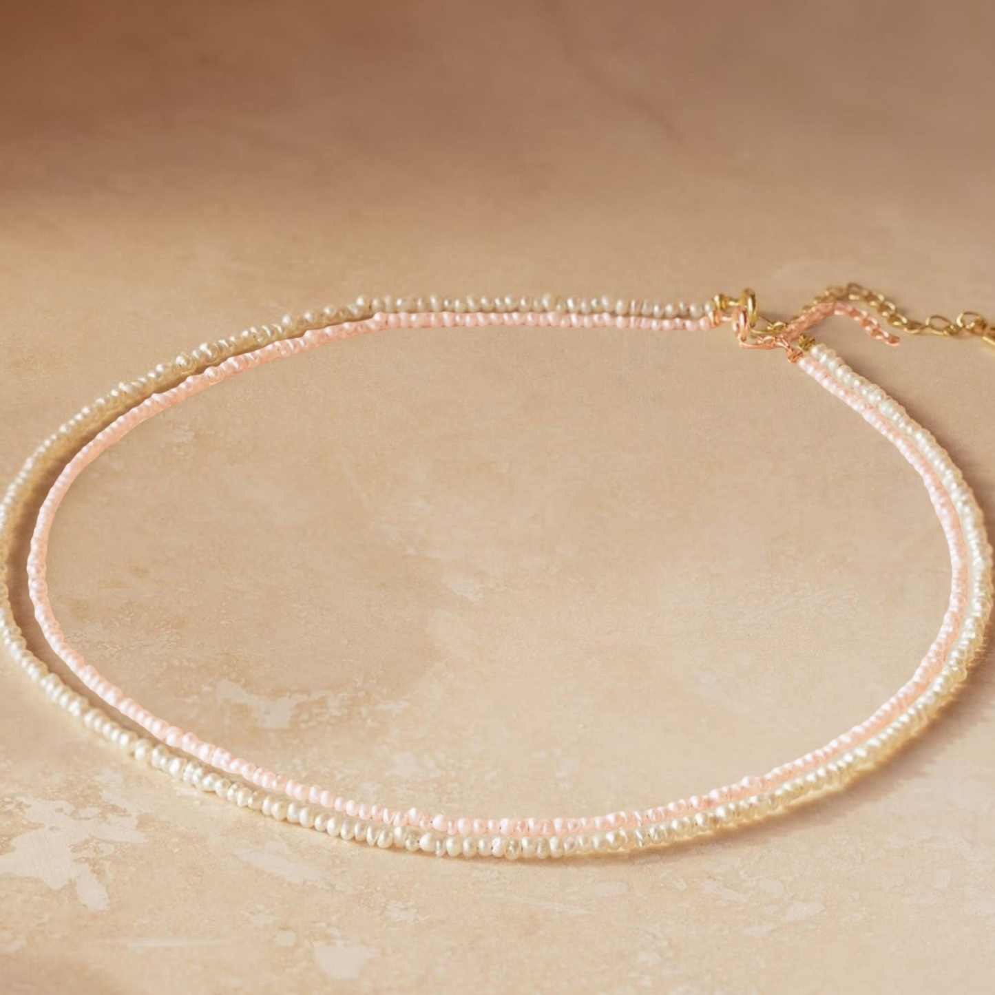 Textured pearl choker, delicate gift for her  
Minimal necklace with round freshwater pearls  
Choker with mixed pearls, handmade and elegant  
Collier perlé fin, doré et fait main  
Cadeau élégant en perles irrégulières  
Matana le’isha – tachshit im perot tiviim  
Tachshit katan, perot l’tsavar  
Natural pearl choker, minimalist layering piece  
Choker perlé doré, idée cadeau femme  
Collier ras de cou perles rondes et baroque
