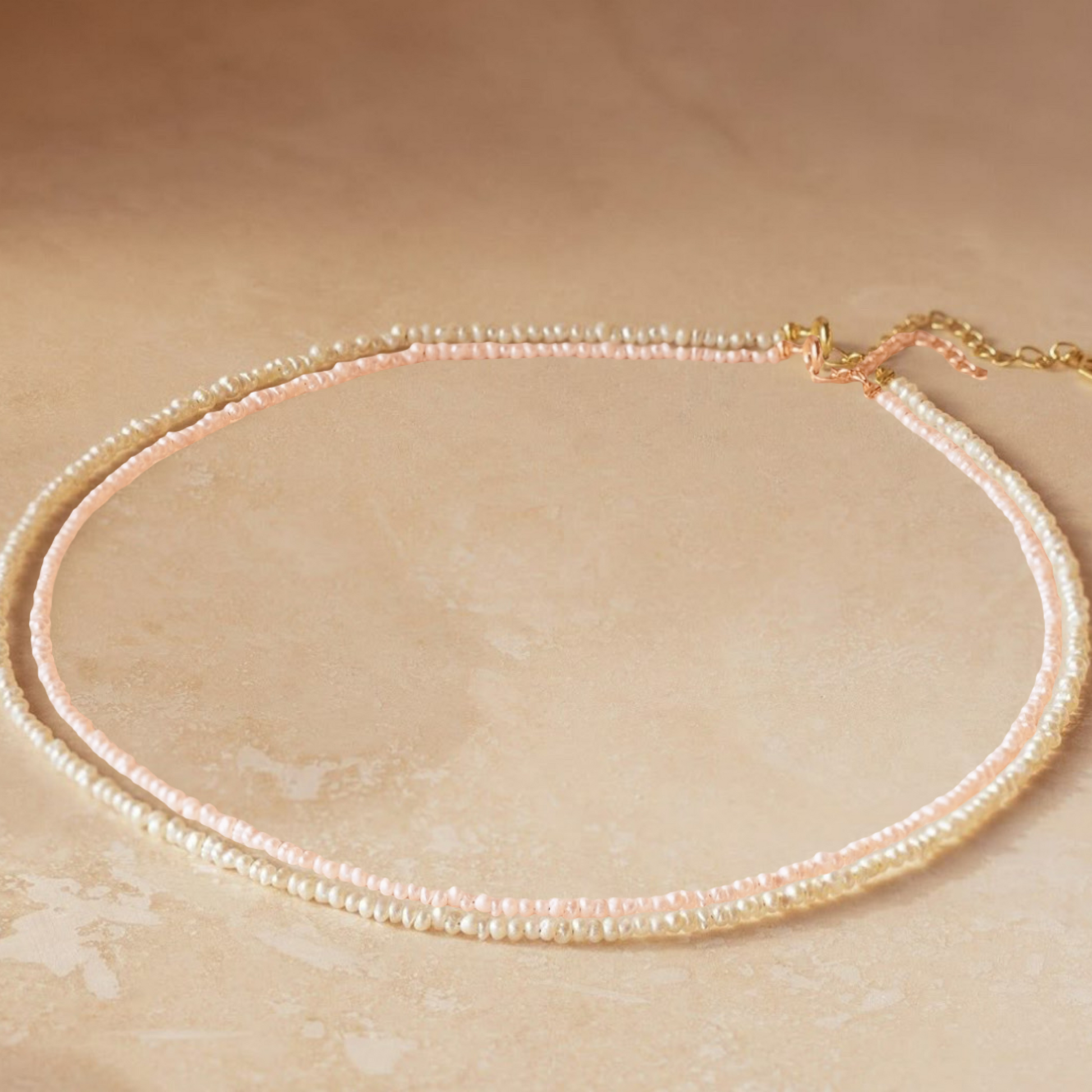 Textured pearl choker, delicate gift for her  
Minimal necklace with round freshwater pearls  
Choker with mixed pearls, handmade and elegant  
Collier perlé fin, doré et fait main  
Cadeau élégant en perles irrégulières  
Matana le’isha – tachshit im perot tiviim  
Tachshit katan, perot l’tsavar  
Natural pearl choker, minimalist layering piece  
Choker perlé doré, idée cadeau femme  
Collier ras de cou perles rondes et baroque