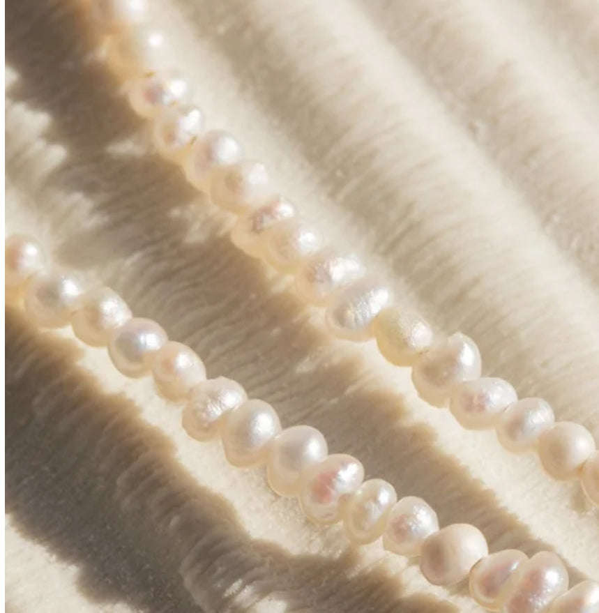 Textured pearl choker, delicate gift for her  
Minimal necklace with round freshwater pearls  
Choker with mixed pearls, handmade and elegant  
Collier perlé fin, doré et fait main  
Cadeau élégant en perles irrégulières  
Matana le’isha – tachshit im perot tiviim  
Tachshit katan, perot l’tsavar  
Natural pearl choker, minimalist layering piece  
Choker perlé doré, idée cadeau femme  
Collier ras de cou perles rondes et baroques