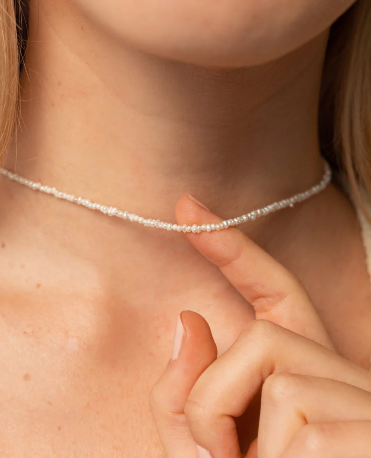 Textured pearl choker, delicate gift for her  
Minimal necklace with round freshwater pearls  
Choker with mixed pearls, handmade and elegant  
Collier perlé fin, doré et fait main  
Cadeau élégant en perles irrégulières  
Matana le’isha – tachshit im perot tiviim  
Tachshit katan, perot l’tsavar  
Natural pearl choker, minimalist layering piece  
Choker perlé doré, idée cadeau femme  
Collier ras de cou perles rondes et baroques